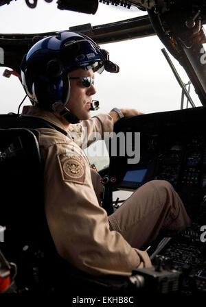 Il pilota DEL CBP UH-60 Blackhawk conduce pattuglie aeree oltre il confine meridionale degli Stati Uniti per rilevare attraversamenti illegali. Queste operazioni fanno parte degli sforzi di sicurezza aerea e marittima di CBP. Foto di James Tourtellotte. Foto Stock