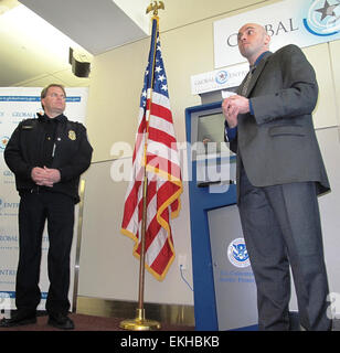 032012: Denver - Larry Panetta voce Global program manager offrendo commento durante una voce globale media evento all'Aeroporto Internazionale di Denver. Voce globale è un U.S. Delle dogane e della protezione delle frontiere (CBP) programma che consente il gioco accelerato per pre-approvato a basso rischio viaggiatori all'arrivo negli Stati Uniti. Il Presidente Obama ha agito nel gennaio 2012 per aumentare dei viaggi e del turismo e di espandere la voce globale. Jaime Ruiz Foto Stock