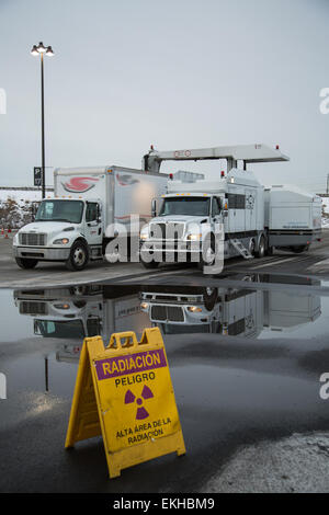 012814: Questo è un Heimann Cargo Vision Mobile (HCV) Scanner di radiazione. Il CBP è usando questi per eseguire la scansione di tutti i carrelli di carico che effettuano le consegne di MetLife Stadium prima e fino al giorno del 2014 Super Bowl. L'HCV è utilizzato per grandi camion e semilavorati. L'HCV mette fuori 4 milioni di Mega Elctron Volt (4MeV) di radiazioni ed è in grado di guardare attraverso i 10 pollici di acciaio. Josh Danimarca Foto Stock