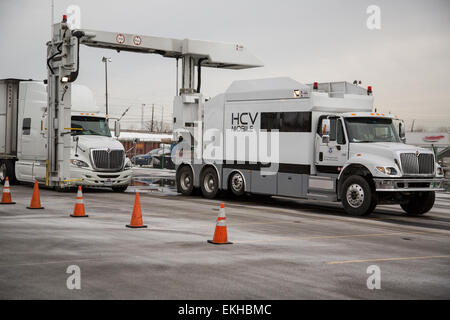 012814: Questo è un Heimann Cargo Vision Mobile (HCV) Scanner di radiazione. Il CBP è usando questi per eseguire la scansione di tutti i carrelli di carico che effettuano le consegne di MetLife Stadium prima e fino al giorno del 2014 Super Bowl. L'HCV è utilizzato per grandi camion e semilavorati. L'HCV mette fuori 4 milioni di Mega Elctron Volt (4MeV) di radiazioni ed è in grado di guardare attraverso i 10 pollici di acciaio. Josh Danimarca Foto Stock