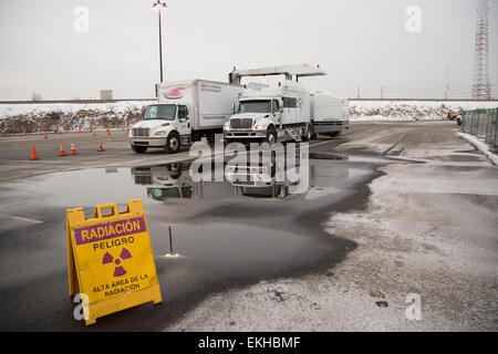 012814: Questo è un Heimann Cargo Vision Mobile (HCV) Scanner di radiazione. Il CBP è usando questi per eseguire la scansione di tutti i carrelli di carico che effettuano le consegne di MetLife Stadium prima e fino al giorno del 2014 Super Bowl. L'HCV è utilizzato per grandi camion e semilavorati. L'HCV mette fuori 4 milioni di Mega Elctron Volt (4MeV) di radiazioni ed è in grado di guardare attraverso i 10 pollici di acciaio. Josh Danimarca Foto Stock