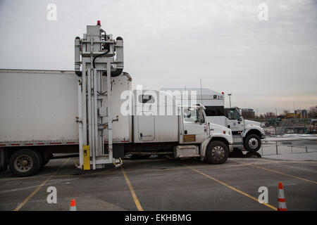 012814: Questo è un Heimann Cargo Vision Mobile (HCV) Scanner di radiazione. Il CBP è usando questi per eseguire la scansione di tutti i carrelli di carico che effettuano le consegne di MetLife Stadium prima e fino al giorno del 2014 Super Bowl. L'HCV è utilizzato per grandi camion e semilavorati. L'HCV mette fuori 4 milioni di Mega Elctron Volt (4MeV) di radiazioni ed è in grado di guardare attraverso i 10 pollici di acciaio. Josh Danimarca Foto Stock