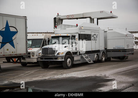 012814: Questo è un Heimann Cargo Vision Mobile (HCV) Scanner di radiazione. Il CBP è usando questi per eseguire la scansione di tutti i carrelli di carico che effettuano le consegne di MetLife Stadium prima e fino al giorno del 2014 Super Bowl. L'HCV è utilizzato per grandi camion e semilavorati. L'HCV mette fuori 4 milioni di Mega Elctron Volt (4MeV) di radiazioni ed è in grado di guardare attraverso i 10 pollici di acciaio. Josh Danimarca Foto Stock