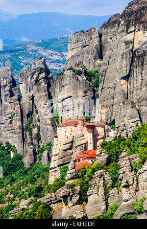 Meteora, Grecia. Paesaggio di montagna con rocce di Meteora e Monastero Roussanou, paesaggio luogo di monasteri sulla roccia. Foto Stock