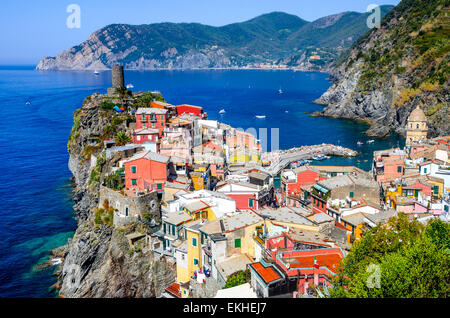 Cinque Terre, Italia. Vista panoramica del villaggio colorato Vernazza e mediterraneo Se costa in Liguria, il punto di riferimento italiano. Foto Stock