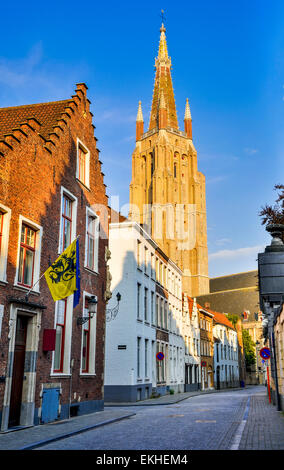 Bruges, Belgio. La chiesa di Nostra Signora (Vrouwekerk) risale al XIII secolo, la più alta struttura in città e il secondo più alto b Foto Stock