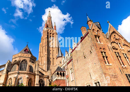 Bruges, Belgio. La chiesa di Nostra Signora (Vrouwekerk) risale al XIII secolo, la più alta struttura in Fiandra occidentale Foto Stock