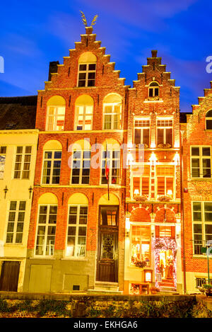 Bruges, Belgio. Immagine di notte con la vecchia casa medioevale facciata in cotto, in Brugge, Fiandre Occidentali nel paese del Benelux. Foto Stock