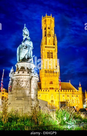 Bruges, Belgio. Markt è dominato dalla Torre Campanaria o Belfort campanile ottagonale con 83 m costruito nel XIII secolo. Brugge. Foto Stock