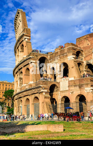 Colosseo vista spettacolare. Colosseo ellittica più grande anfiteatro dell Impero Romano antica civiltà in Italia a Roma. Foto Stock