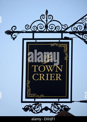 Il Town Crier pub sign in Chester Cheshire Regno Unito Foto Stock