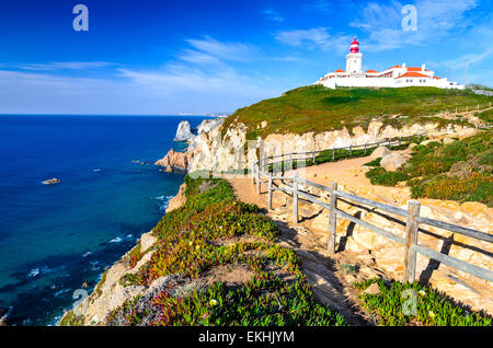 Il Portogallo. Cabo da Roca e il faro oltre oceano Atlantico, raggiungere il punto più a ovest del continente europeo. Foto Stock