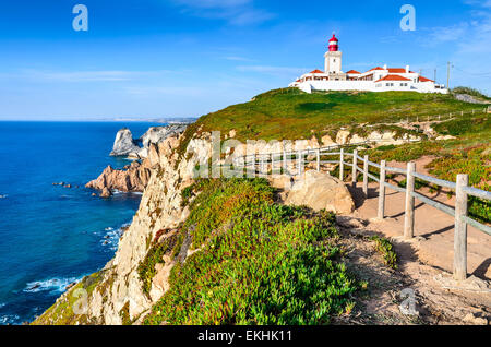 Il Portogallo. Cabo da Roca e il faro oltre oceano Atlantico, raggiungere il punto più a ovest del continente europeo. Foto Stock