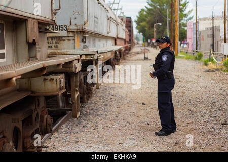 Foto che mostra un agente femminile della pattuglia di frontiera al porto di entrata di Nogales, Arizona, che evidenzia il ruolo critico dell'Office of Field Operations (OFO) nella gestione della sicurezza delle frontiere. Foto di Josh Denmark. Foto Stock