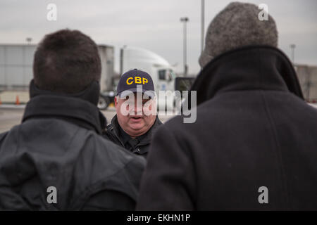 012814: Porto di New York / Newark operazioni tattiche Branch Chief Kevin McCabe dà un'intervista a Jaime dalla CBS Morning &AMP; Evening News. Capo McCabe ha parlato di come il CBP e la New Jersey Polizia di Stato stanno lavorando insieme per la non invadente Area di ispezione a MetLife Stadium. Capo McCabe ha spiegato come il virus dell'epatite C e Z-veicoli di retrodiffusione aiutare nelle loro ispezioni degli autoveicoli che effettuano le consegne allo stadio prima e fino al giorno del 2014 Super Bowl. Josh Danimarca Foto Stock