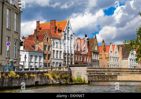 Bruges Bruges, Belgio. Scenario estivo con stile gotico case e canale d'acqua nella medievale città belga delle Fiandre. Foto Stock