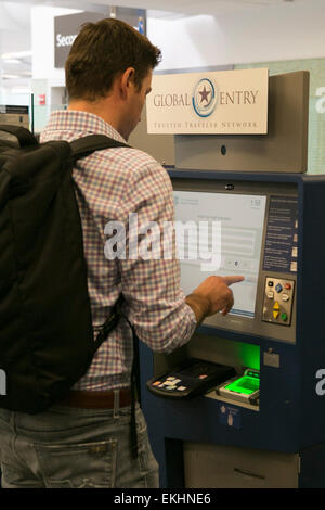I passeggeri utilizzano i chioschi Global Entry come parte della Trusted Traveler Network, che aiuta a velocizzare l'ingresso negli Stati Uniti. Questi chioschi self-service sono progettati per semplificare il processo per i viaggiatori pre-approvati, riducendo i tempi di attesa nei punti di controllo della dogana. Foto Stock