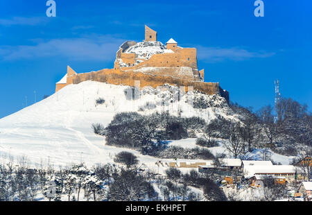 Transilvania, Romania. Paesaggio invernale con le rovine della fortezza di Rupea, pietra miliare medievale di Ungheria unito e Transilvania Foto Stock