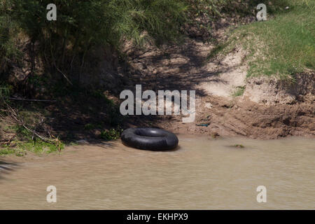 Il Texas del sud interno-tubo utilizzato per gli oggetti fluttuanti in bordo del fiume Rio Grande. Donna Burton Foto Stock