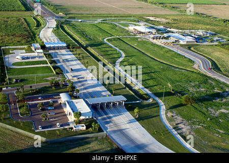 Veduta aerea del porto di ingresso di McAllen, Texas, situato nella valle del Rio grande, che mette in evidenza le ispezioni dei veicoli e gli sforzi per la sicurezza delle frontiere il 23 settembre 2013. Foto Stock