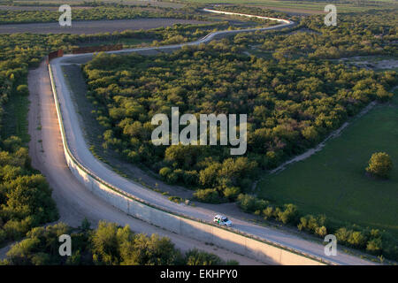 Una fotografia aerea della McAllen Fenceline del Texas meridionale, situata nella valle del Rio grande, scattata il 23 settembre 2013. L'immagine evidenzia la struttura della recinzione del bordo. Foto di donna Burton. Foto Stock