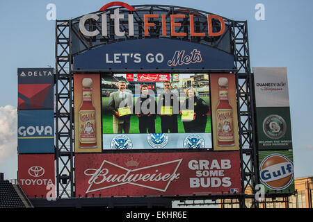 081414: Citi Field, NY - i rappresentanti di Stati Uniti Delle dogane e della protezione delle frontiere a parte in Pre-Game cerimonie per la New York Mets. I rappresentanti dal CBP incluso: U.S. Delle dogane e della protezione delle frontiere commissario R. Gil Kerlikowske, deliberando OFO AC John Wagner, NY DFO Robert Perez e JFK Airport Porto Direttore Susan Mitchell. Deliberando OFO AC John Wagner ha gettato fuori il primo passo. Fotografie di: Josh Danimarca Foto Stock