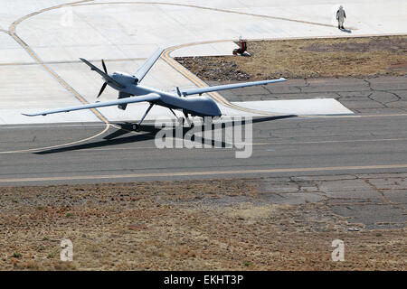 Un Unmanned Aircraft System (UAS) viene rullato sulla pista come parte delle operazioni del CBP in Arizona per la sicurezza delle frontiere. La tecnologia UAS viene utilizzata per la sorveglianza aerea, l'interdizione alla droga e le attività di pattuglia di frontiera. Foto di donna Burton. Foto Stock