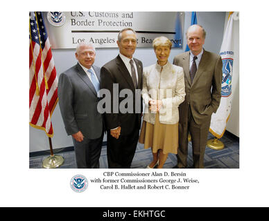 Formatori: Agosto 2011: U.S. Dogane &AMP; Border Protection Commissioner Alan D. Bersin e ex Commissari George J. Weise, Carol B. Hallett e Robert C. Bonner posano per una foto storiche a Long Beach, California. Jaime Ruiz Foto Stock