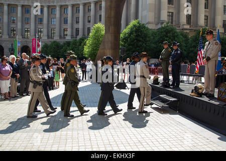 Il 13 maggio 2014, la U.S. Customs and Border Protection ha tenuto l'annuale Valor Memorial and Wreath Deposito Ceremony fuori dal Ronald Reagan Building a Washington, D.C. per onorare il personale del CBP caduto. I partecipanti includevano il Commissario del CBP R. Gil Kerlikowske e i leader del DHS. Foto Stock