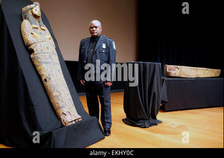 031010: Washington, DC - noi restituisce sarcofago antico in Egitto presso la National Geographic Society per la Repubblica araba di Egitto e la sua ambasciata. Visto qui è Officer Herbert Kercado che hanno trovato il sarcofago a Miami International. Donna Burton Foto Stock