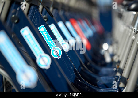 LONDON, Regno Unito - 07 aprile: Dettaglio di Boris bikes in linea. Aprile 07, 2015 a Londra. Il 27 febbraio 2015, sindaco Boris Johnson fissato Foto Stock