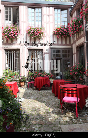 Piacevole cortile di La Mignardise ristorante, rue chat, Troyes, Aube, Francia Foto Stock