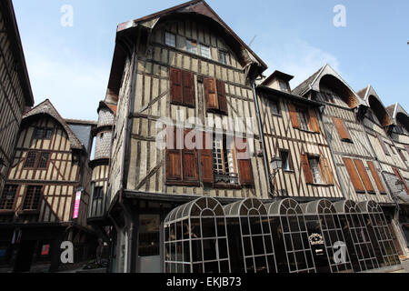 Tipico del XVI secolo metà-case con travi di legno nel cuore della città medievale di Troyes, Champagne-Ardenne, Aube, Francia Foto Stock