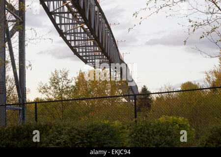 SeaTac, Washington, Stati Uniti d'America. 09Apr, 2015. Aeroporto Internazionale di Seattle-Tacoma pista/navigazione e recinzione, SeaTac, Washington Credito: Marilyn Dunstan/Alamy Live News Foto Stock