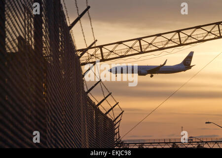 SeaTac, Washington, Stati Uniti d'America. 09Apr, 2015. Alaska Airlines aereo in atterraggio a Aeroporto Internazionale di Seattle-Tacoma, SeaTac, Washington Credito: Marilyn Dunstan/Alamy Live News Foto Stock