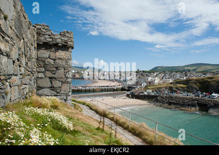 Il castello di pelatura e spiaggia, Isola di Man, in estate il sole Foto Stock