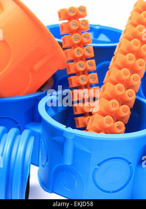 Arancio e blu scatole elettriche e componenti per l'uso in installazioni elettriche, accessori per lavori di ingegneria Foto Stock