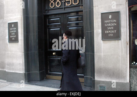 Londra, UK, 8 aprile 2015, porta anteriore Hatton Garden Safe Deposit Ltd come forze di polizia si impegnano inchiesta dopo la vacanza nel weekend di Pasqua a. Foto Stock