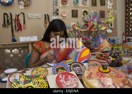 Dacca in Bangladesh. Decimo Apr, 2015. Gli studenti della Facoltà di Belle Arti (FFA) dell'università di Dhaka dipinti su muschio presso l istituto di FFA nel capitale di celebra Pahela Baishakh Bangla Nuovo Anno 1422.Pohela Boishakh noto anche come Naboborsha, è il primo giorno per il primo mese dell'anno Bengalese. La nazione ha iniziato a prepararsi ad accogliere Bengali Nuovo anno 1422 e comunità bengalese festeggerà Boishakh intorno al mondo. © Zakir Hossain Chowdhury/ZUMA filo/Alamy Live News Foto Stock