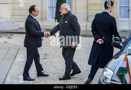 Parigi, Francia. Decimo Apr, 2015. Il Presidente francese Francois Hollande(L) accoglie con favore la visita Primo Ministro indiano Narendra Modi(C) a Parigi, in Francia, il 10 aprile 2015. Visita di Primo Ministro indiano Narendra Modi detto venerdì aveva chiesto alla Francia di fornire il suo paese con 36 Rafale jet da combattimento, l'agenzia AFP segnalati. © Chen Xiaowei/Xinhua/Alamy Live News Foto Stock