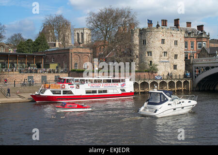 Imbarcazioni da diporto sul fiume Ouse, città di York, England, Regno Unito Foto Stock