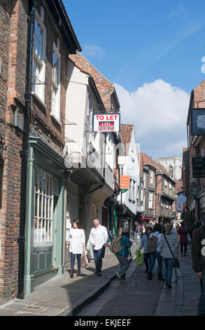 La gente camminare lungo il caos, città di York, England, Regno Unito Foto Stock