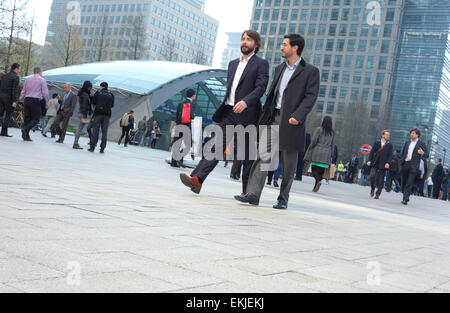 Gli impiegati al di fuori del canary wharf Station di Londra, Inghilterra Foto Stock