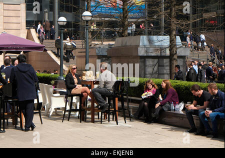 Ufficio i lavoratori in pausa pranzo, Canary Wharf, Londra, Inghilterra Foto Stock