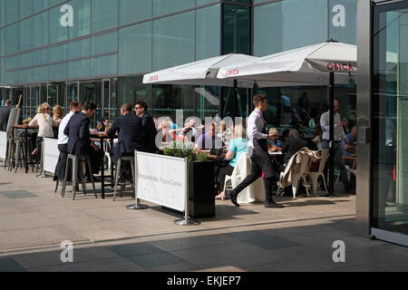 Ufficio i lavoratori in pausa pranzo, Canary Wharf, Londra, Inghilterra Foto Stock