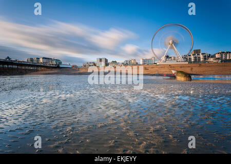 Ruota di Brighton a bassa marea su una molla pomeriggio, East Sussex, Inghilterra. Foto Stock