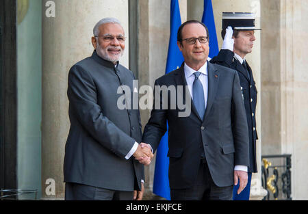 Parigi, Francia. Decimo Apr, 2015. Il Presidente francese Francois Hollande(R, anteriore) accoglie con favore la visita Primo Ministro indiano Narendra Modi a Parigi, in Francia, il 10 aprile 2015. Visita di Primo Ministro indiano Narendra Modi detto venerdì aveva chiesto alla Francia di fornire il suo paese con 36 Rafale jet da combattimento, l'agenzia AFP segnalati. © Chen Xiaowei/Xinhua/Alamy Live News Foto Stock