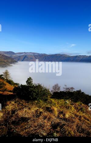 Sopra le nuvole nel grande Langdale Valley Foto Stock