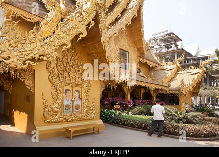 Il golden wc, Wat Rong Khun, Chiang Rai, Thailandia Foto Stock