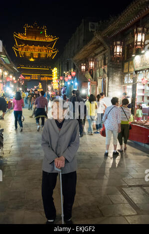 Coppia owman orologi la movimentata vita notturna nell'antica città murata di Pingyao, nella provincia di Shanxi, Cina. Foto Stock